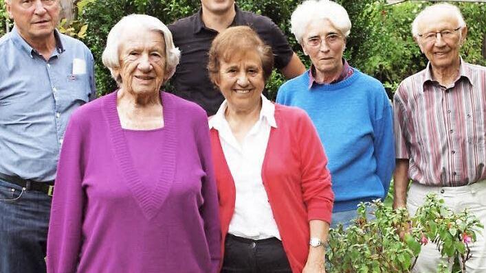 Der Kreisfachberater Michael Stromer (hinten rechts) mit dem Vorstandsteam der Garten- und Blumenfreunde Lichtenfels (von links): 2. Vorsitzender Heiner Bechmann, Ehrenmitglied Mathilde Rohde, Vorsitzende Maria Spies, Schriftführerin Inge Maether und Kassier Georg Spies Foto: Alfred Thieret