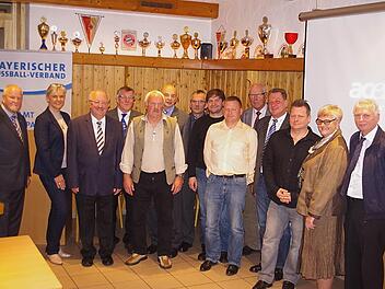 Der Bayerische Fußball-Verband zeichnete in Steinberg engagierte Ehrenamtliche aus dem Kreis Coburg/ Kronach aus, unter ihnen Adolf Neubauer vom SV Kehlbach (6. von links) und Norbert Engelhardt vom TSV Steinberg (8. von links).  Fotos: Heike Schülein