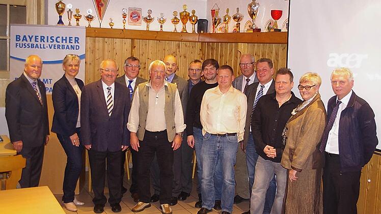 Der Bayerische Fußball-Verband zeichnete in Steinberg engagierte Ehrenamtliche aus dem Kreis Coburg/ Kronach aus, unter ihnen Adolf Neubauer vom SV Kehlbach (6. von links) und Norbert Engelhardt vom TSV Steinberg (8. von links).  Fotos: Heike Schülein