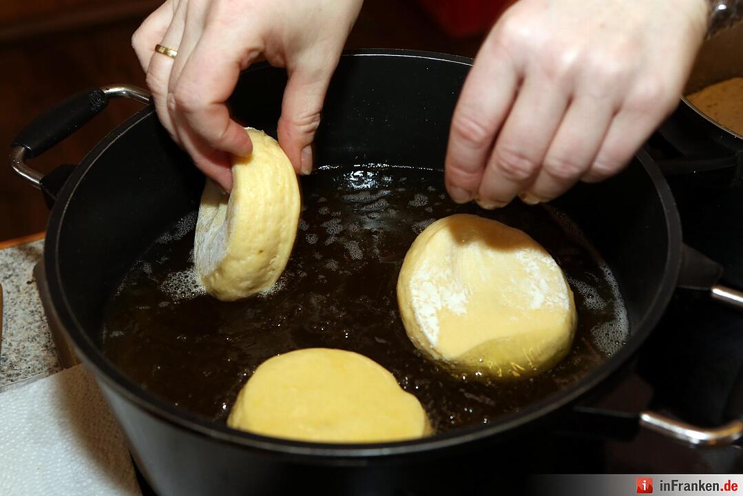 7. Butterschmalz in einen Topf mit Deckel erhitzen. Die Teigkreise ins heiße Butterschmalz geben und mit dem Deckel abdecken.