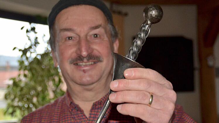 Gerne experimentiert der Wollbacher mit den verschiedenen Materialien. Den Griff hier hat er unter anderem aus alten Steinbohrern angefertigt. Foto: Kathrin Kupka-Hahn