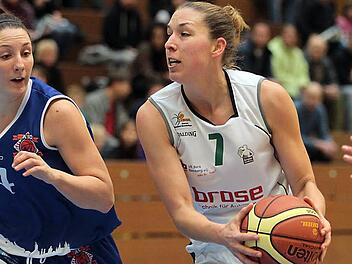 Svenja Zeis (r.) schl&uuml;pft nach einem Jahr Pause wieder ins DJK-Trikot. Foto: sportpress
