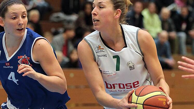 Svenja Zeis (r.) schl&uuml;pft nach einem Jahr Pause wieder ins DJK-Trikot. Foto: sportpress