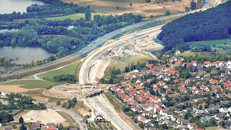 An der engsten Stelle zwischen Ebing und Unteroberndorf,: Die Schienen sind verlegt - die Baustelle bleibt.  Foto: Ronald Rinklef