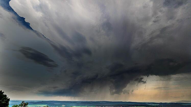 Dunkle Wolken sind am 28.05.2016 von Schnaittach (Bayern) aus zu sehen. Foto: Nicolas Armer/dpa