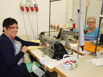 Angelika Grimmler und Lotti Schaller  fertigen jeden Tag fünf bis sechs Stunden  Kostüme für die Faschingsgesellschaft Kostüme. Foto: Sonny Adam