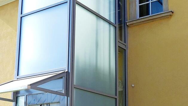 Der Au&szlig;enaufzug f&uuml;r einen barrierefreien Zugang zum Trebgaster Rathaus ist zwar fertig. Aber der Zugang muss erst noch befestigt werden. VG-Vorsitzender G&uuml;nther H&uuml;bner muss noch etwas warten. Foto: Dieter H&uuml;bner