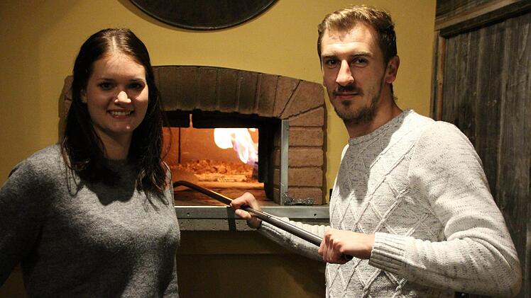 Sophia Reuß und Aldin Dzafic betreiben seit 20. Oktober den gastronomischen Teil des Forellenhofs. Hier stehen sie vor dem Pizzaofen.Steffen Standke