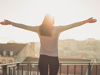 Gerade im Sommer kann ein BH sehr ungemütlich sein. Aktuell folgen viele Frauen dem "Free The Nipple"-Trend. Aber wie gesund ist das? Symbolfoto: Pexels/Pixabay.com