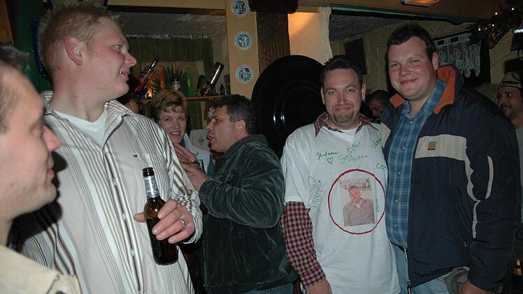 Im Jahr 2004 hat alles begonnen (hier in der Tenne),  seit  2005 machen es die Wirte  selbst. Archiv