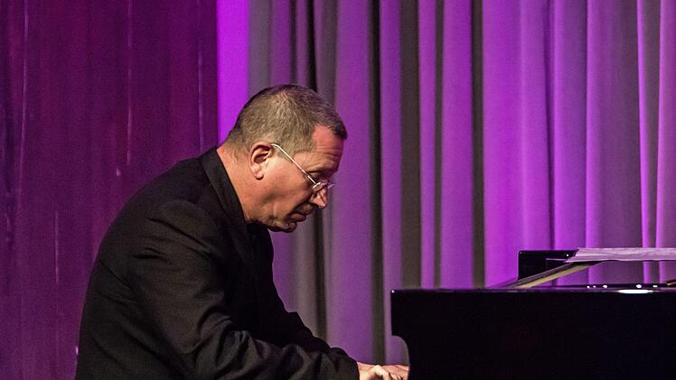Einen eindringlichen Klavierabend gestaltete der Pianist und Komponist Chris Jarrett bei "Leise am Markt".Foto: Jochen Berger