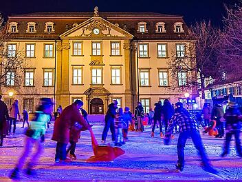 Die Eisfl&auml;che auf dem Marktplatz war in den Jahren vor Corona stets gut besucht.