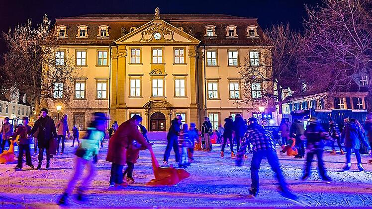 Die Eisfl&auml;che auf dem Marktplatz war in den Jahren vor Corona stets gut besucht.