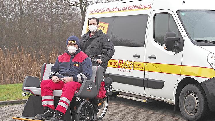 Zur Probe hat Dominik Brunn vorne Platz genommen, Andreas Bär gibt am Lenker den Kurs vor.