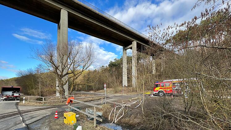 FIRST PICTURE zur News N22792 "Feuerwehr pumpt eine Million Liter G&uuml;lle aus W&uuml;rzburger Bach"