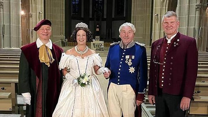 Gioachino Rossini, präsentiert von Burkhard Ascherl (links), Königin Therese (Sabine Rustler), Ludwig I. ( Florin Binder) und Hans-Jörg Rustler (Moderation).