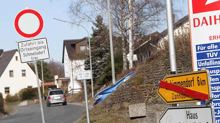 Schon in Schwarzach weisen Schilder auf die Sperrung hin.