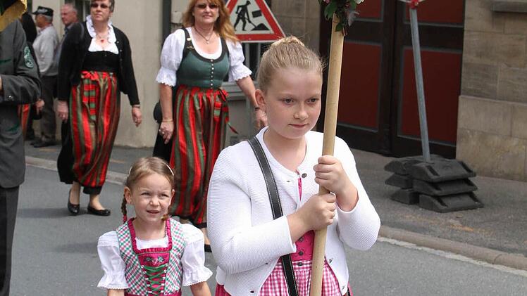 Der Zug bot ein farbenprächtiges Bild.