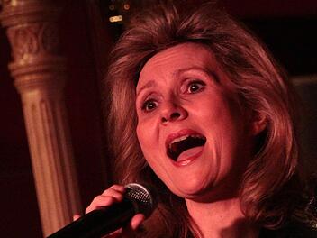 Ausdrucksstark nicht nur in der Stimme, sondern auch in Mimik und Perfomance, Sabine Krause.  Foto: J. Hofbauer