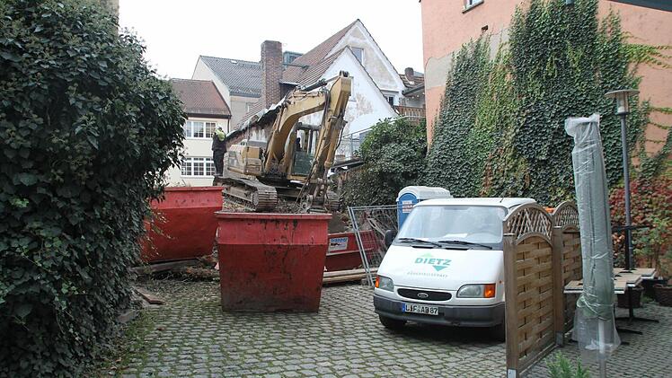 Von der Spitalgasse hat die Baufirma Dietz, Weismain, eine zweite Zufahrt zur Abbruchstelle. Foto: Stephan Tiroch