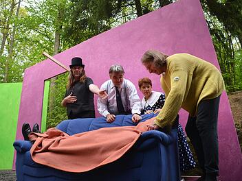 Die Kulisse ist zwar noch nicht fertig, aber die Akteure sind fleißig am Proben (von links): Detlef Hofmann, Michael Pertsch, Kerstin Ritz und Rainer Dohlus. Foto: Gabi Arnold