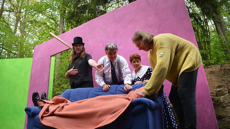 Die Kulisse ist zwar noch nicht fertig, aber die Akteure sind fleißig am Proben (von links): Detlef Hofmann, Michael Pertsch, Kerstin Ritz und Rainer Dohlus. Foto: Gabi Arnold