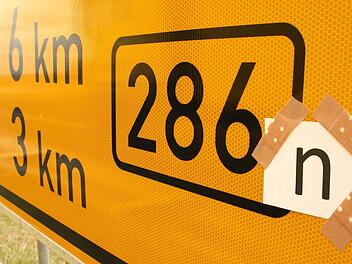 Es braucht schon was mehr als nur ein Pflaster, bis aus der Bundesstraße B 286 eine "n"eue wird. Foto: Paul Ziegler