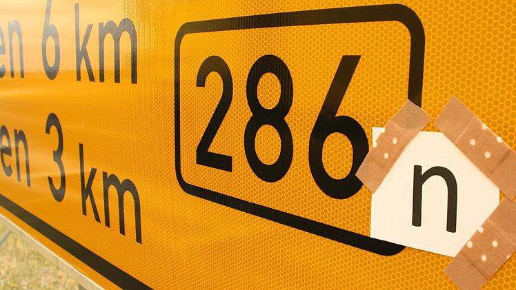 Es braucht schon was mehr als nur ein Pflaster, bis aus der Bundesstraße B 286 eine "n"eue wird. Foto: Paul Ziegler
