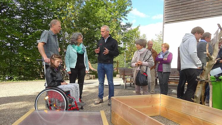 Otmar Diez stellte beim Tag der Region im Haus der Schwarzen Berge in Oberbach sein Rahmenbeetsystem vor, das ein effektives Gärtnern mit hohem Ernteertrag und ohne überzogenen Arbeitsaufwand verspricht. Das Bild zeigt Otmar Diez (Mitte) im Gespräch mit Familie Morschhäuser aus Singenrain.  Foto: Marion Eckert
