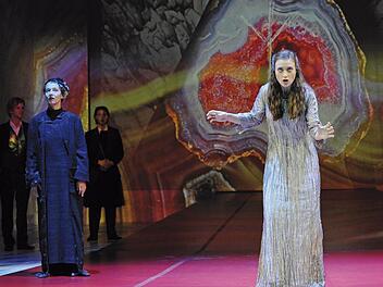 Ronja Losert (Brunhild) klagt ihr Leid der Welt und ihrer Amme Frigga (Katharina Brenner, li.) Fotos: Martin Kaufhold
