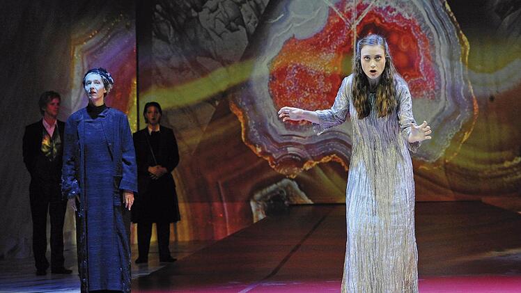 Ronja Losert (Brunhild) klagt ihr Leid der Welt und ihrer Amme Frigga (Katharina Brenner, li.) Fotos: Martin Kaufhold