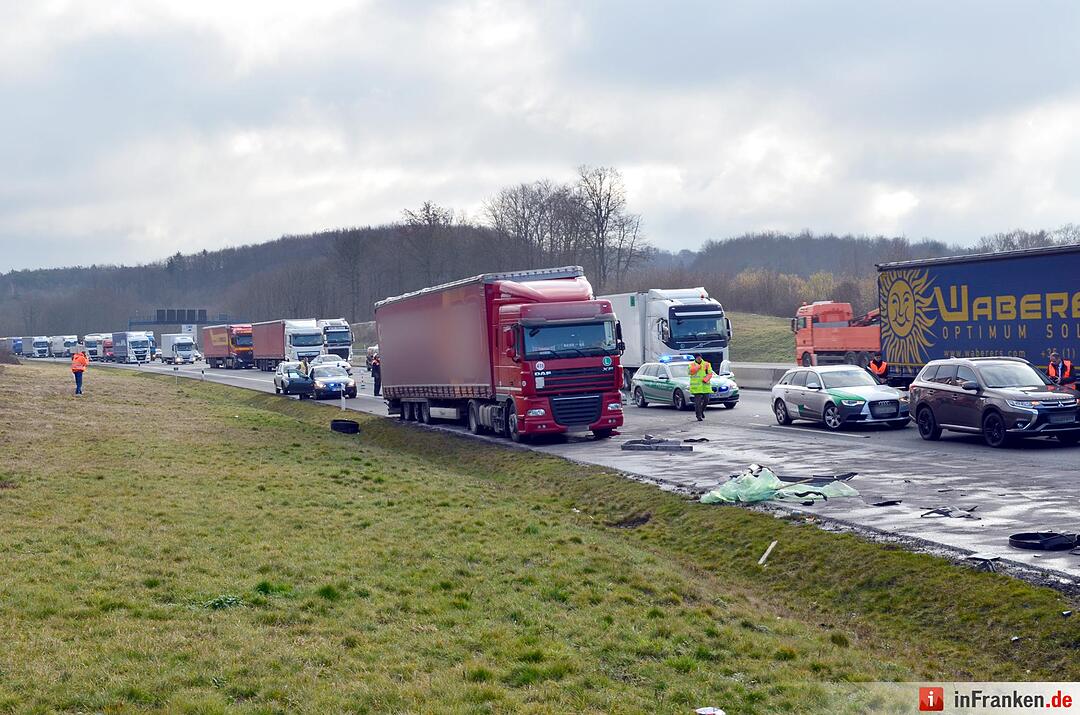 Schwerer Unfall mit Autotransporter auf A3 bei Würzburg