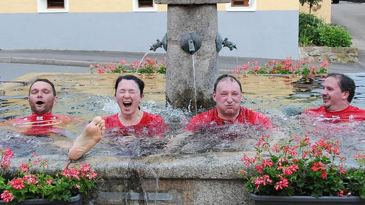 Genossen sichtlich die Abkühlung im Marktbrunnen (v. l.) Zweiter Bürgermeister Thorsten Schwieder, Kathrin Walter (Ludwigschorgast), Jörg Angermann (Marktleugast) und Ulli Simon (Oberehesberg).