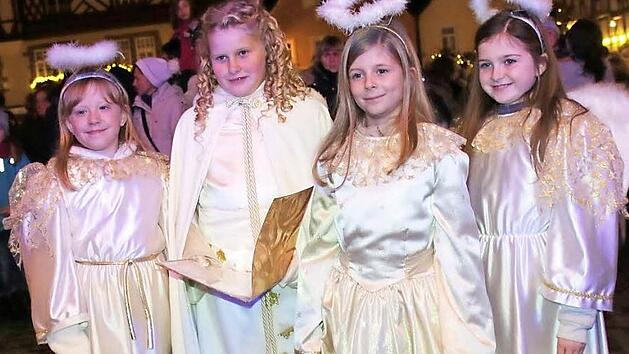 Mia Klee als Se&szlig;lacher Christkind (Bild links, mit Buch), hier mit ihren Engelchen (Amelie Fischer, Victoria Vollert und Johanna Hartan, von rechts), meisterte ihren ersten Auftritt souver&auml;n. Fotos: Bettina Knauth