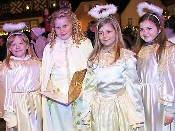 Mia Klee als Seßlacher Christkind (Bild links, mit Buch), hier mit ihren Engelchen (Amelie Fischer, Victoria Vollert und Johanna Hartan, von rechts), meisterte ihren ersten Auftritt souverän. Fotos: Bettina Knauth