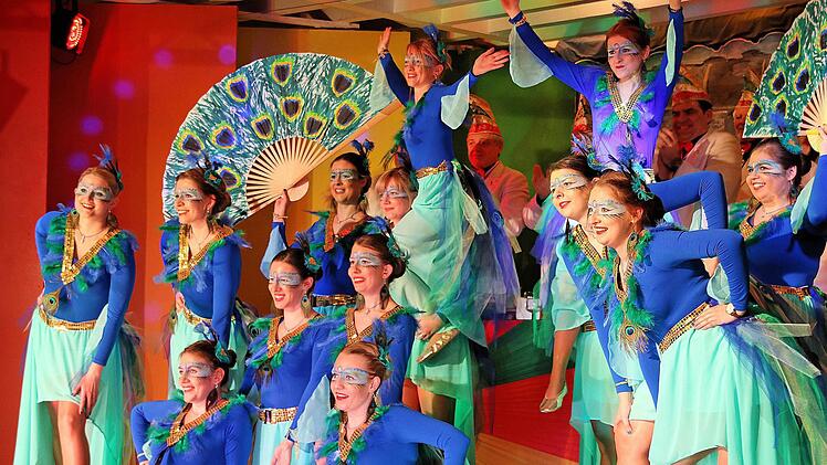 In aufwändig geschneiderten Kostümen präsentierte sich die Münnerstädter Garde. Fotos: Dieter Britz