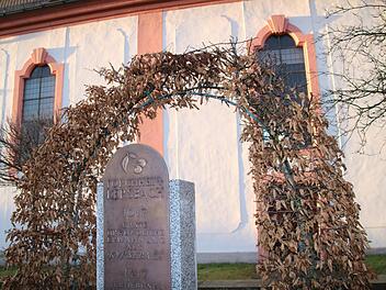 Diese      8000 Euro-Spende          in Form eines Denkmals       im Ortsteil  Kersbach   bereichert  die Stadt    seit   dem Jubiläumsjahr 2017.           Ekkehard Roepert