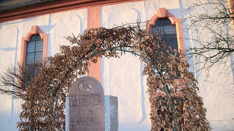 Diese      8000 Euro-Spende          in Form eines Denkmals       im Ortsteil  Kersbach   bereichert  die Stadt    seit   dem Jubiläumsjahr 2017.           Ekkehard Roepert