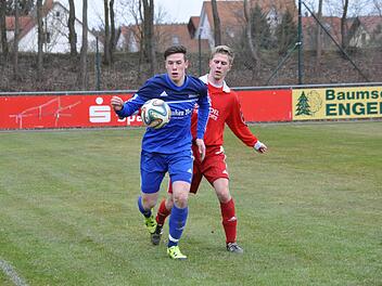 Nach nur einem halben Jahr beim Kreisligisten SCW Obermain kehrt Lukas Riedel (vorne, hier in der Saison 2015/16 gegen den TSV Weißenbrunn) zurück an seine alte Wirkungsstätte nach Mitwitz.  Foto: Archiv, Herbert Kalb