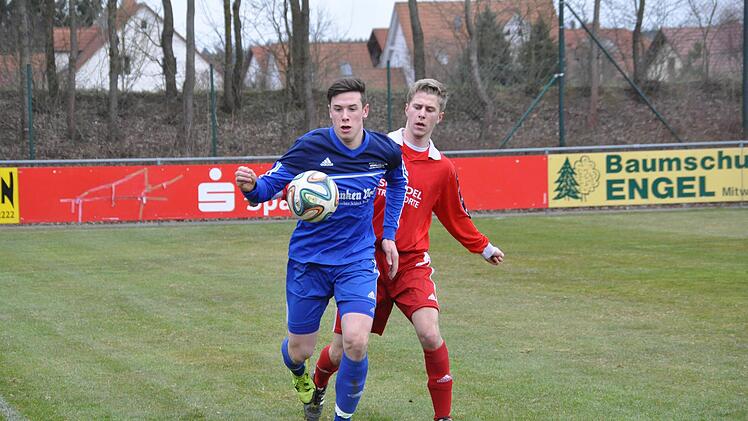 Nach nur einem halben Jahr beim Kreisligisten SCW Obermain kehrt Lukas Riedel (vorne, hier in der Saison 2015/16 gegen den TSV Weißenbrunn) zurück an seine alte Wirkungsstätte nach Mitwitz.  Foto: Archiv, Herbert Kalb