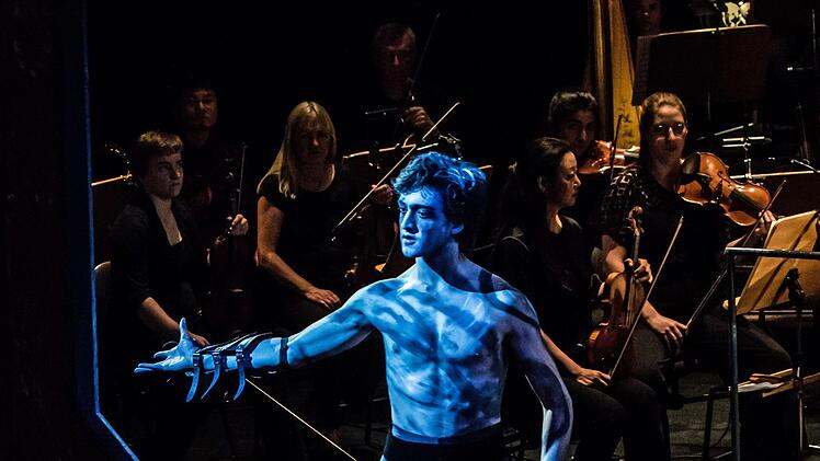 "Compose Strawinsky":_Ovationen gab es für die Schülerinnen und Schüler der Coburger Lutherschule beim Auftritt im Landestheater.Foto: Jochen BErger