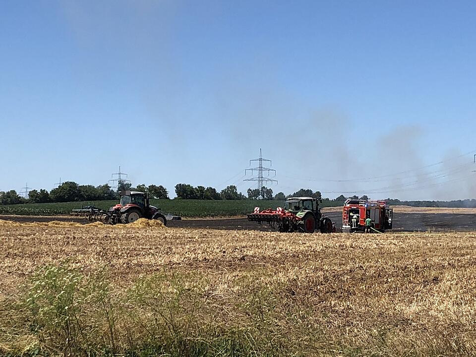 Kreis Neustadt/Aisch: Heiß gelaufenes Arbeitsgerät steckt einen Hektar Feld in Flammen – 100.000 Euro Schaden