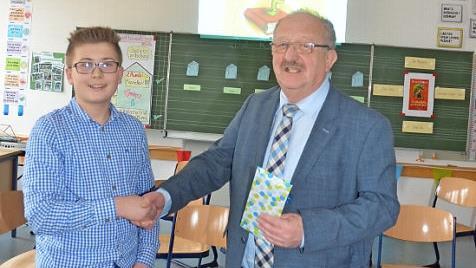 Herzlichen Glückwunsch spricht Landratsstellvertreter Bernd Steger an den Gewinner des Vorlese-Kreisentscheides Landkreis Kronach, Tim Walter aus. Foto: K.-H. Hofmann