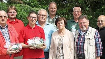 Wanderwart Bernd Heil (Vierter von links) zeichnete zusammen mit dem Zweiten Bürgermeister Frank Weber (Fünfter von links) und dem Vorsitzenden des TSV Untersiemau, Jürgen Rückert (rechts), die stärksten Gruppen aus.  Fotos: Michael Stelzner