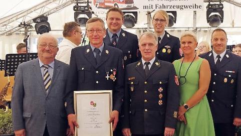Ehrenkommandant Berthold Jakob (Zweiter von links) wurde mit dem goldenen Ehrenkreuz bedacht.