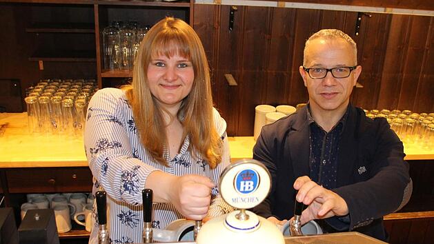 Victoria Klose und Frank Diem führen künftig das "Münchner Hofbräu" in der Kleinen Johannisgasse in Coburg - hinter ihnen steht aber noch eine GmbH, die von Stammgästen gegründet wurde.Foto: Oliver Schmidt