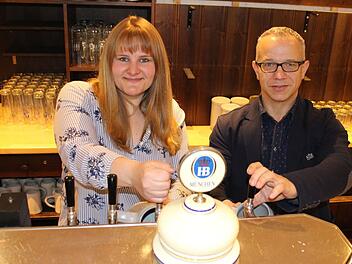 Victoria Klose und Frank Diem führen künftig das "Münchner Hofbräu" in der Kleinen Johannisgasse in Coburg - hinter ihnen steht aber noch eine GmbH, die von Stammgästen gegründet wurde.Foto: Oliver Schmidt