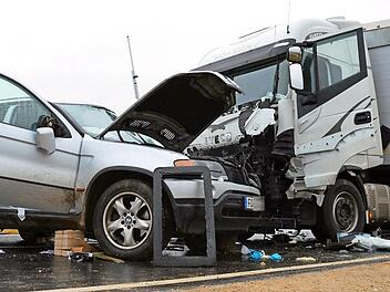 Als das Auto aus Willersdorf auf die Staatsstra&szlig;e fuhr, stie&szlig; es mit einem Lkw zusammen, der aus Hallerndorf kam. Fotos: Ronald Heck