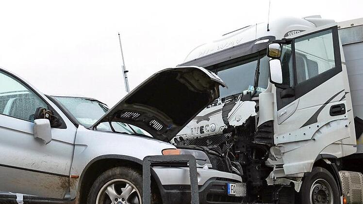 Als das Auto aus Willersdorf auf die Staatsstra&szlig;e fuhr, stie&szlig; es mit einem Lkw zusammen, der aus Hallerndorf kam. Fotos: Ronald Heck