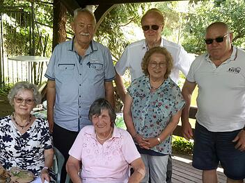 Mit Urkunde und Pr&auml;sent ehrte die Ortsvorsitzende Carmen Ruppel (vorn rechts) die langj&auml;hrigen Mitglieder (von links) Irmgard Mnich, Wilfried K&ouml;mpel, Christa-Marie Jansen, Theodor Heurich und Karl Veit.